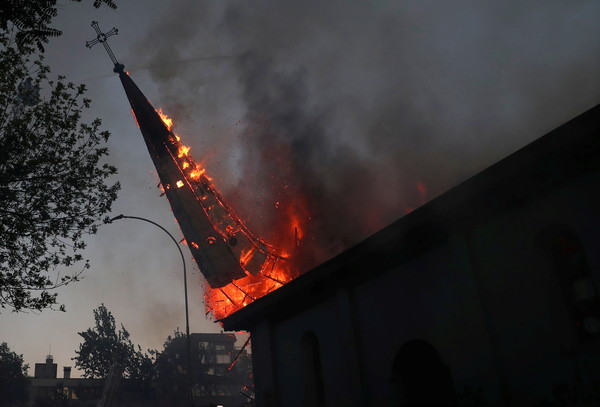 ▲▼智利爆發示威抗議，一座教堂被燃燒彈擊中、燒到倒塌，政府派出鎮暴警察控制局面。（圖／路透）