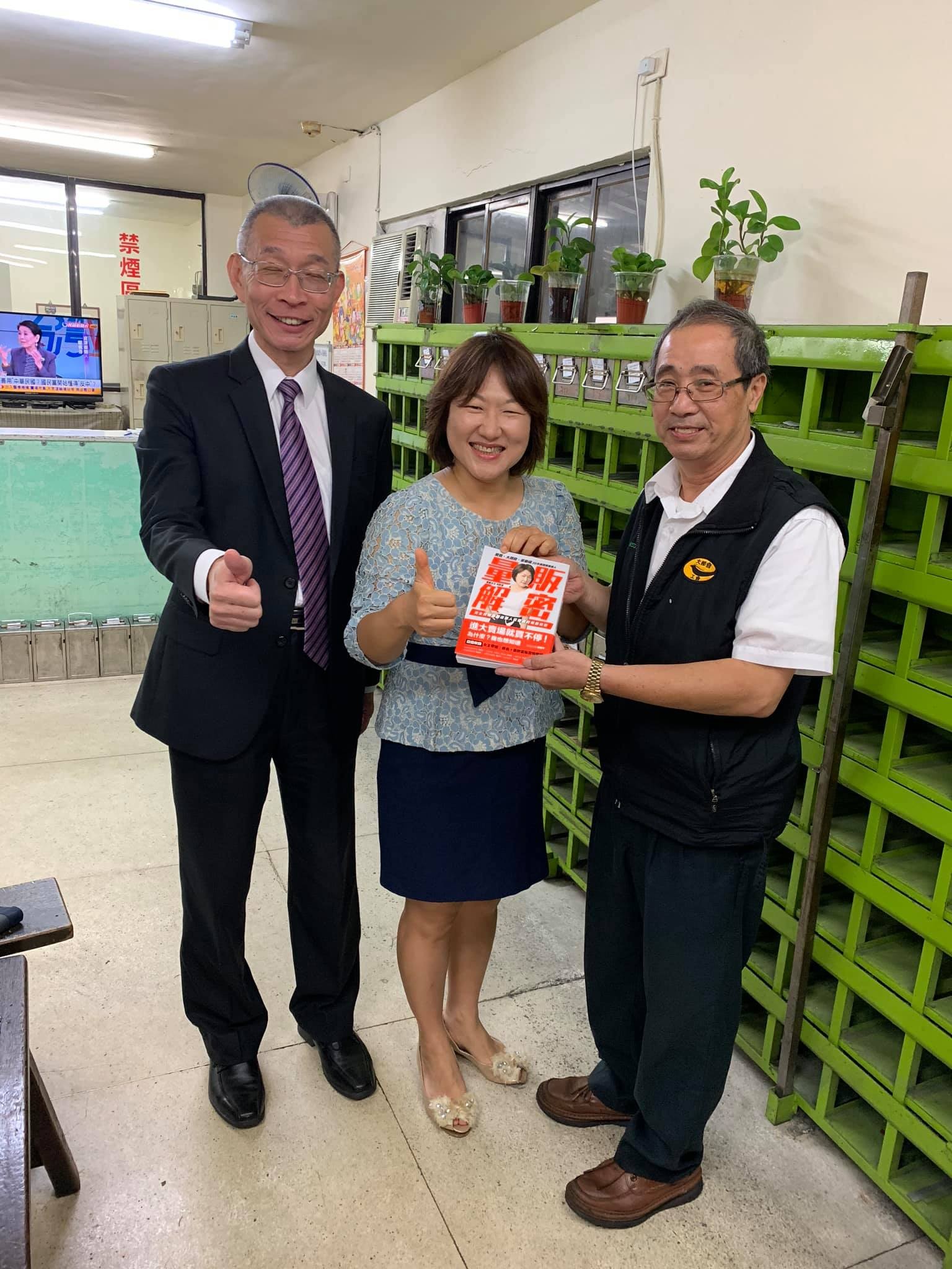 ▲▼何默真搭公車巧遇74號復興幹線公車退休。（圖／《量販解密》作者何默真授權提供）