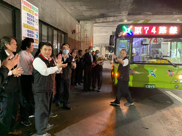 ▲▼何默真搭公車巧遇74號復興幹線公車退休。（圖／《量販解密》作者何默真授權提供）