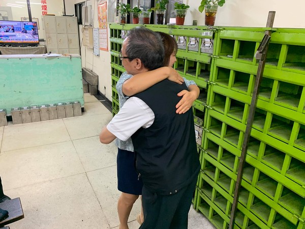 ▲▼何默真搭公車巧遇74號復興幹線公車退休。（圖／《量販解密》作者何默真授權提供）