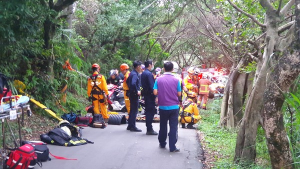 ▲▼女子滑入新莊桃園交界山谷，警消搜救中             。（圖／翻攝自爆料公社）