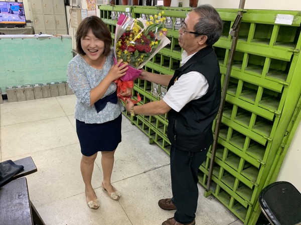 ▲▼何默真搭公車巧遇74號復興幹線公車退休。（圖／《量販解密》作者何默真授權提供）