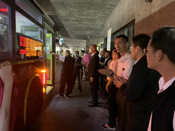 ▲▼何默真搭公車巧遇74號復興幹線公車退休。（圖／《量販解密》作者何默真授權提供）