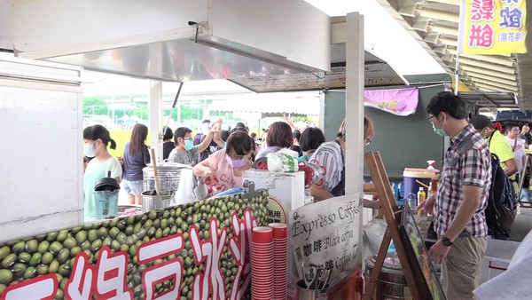 ▲打卡送限量餐券！大佳河濱假日餐車市集　分享美食傳遞幸福。（圖／記者楊詩益攝）