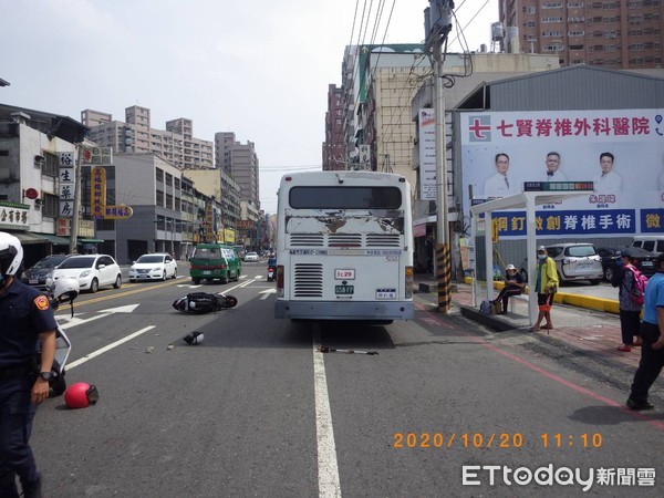 ▲高雄市發生一起公車車禍，一名嫩妹送醫             。（圖／記者吳奕靖翻攝）