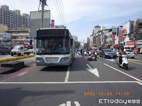 ▲高雄市發生一起公車車禍，一名嫩妹送醫             。（圖／記者吳奕靖翻攝）