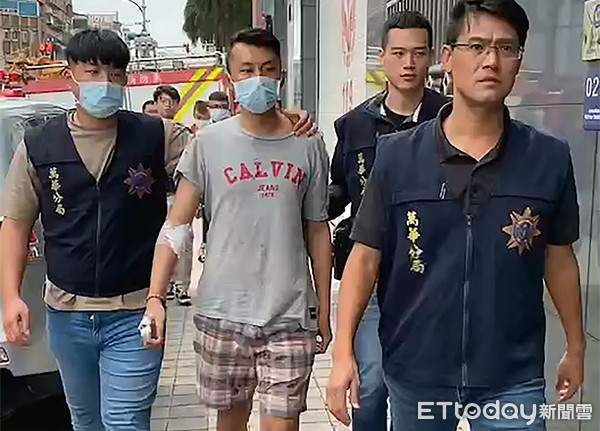 ▲萬華警方20日中午逮捕涉嫌在西門町持刀傷人的李姓主嫌。（圖／記者張君豪翻攝）
