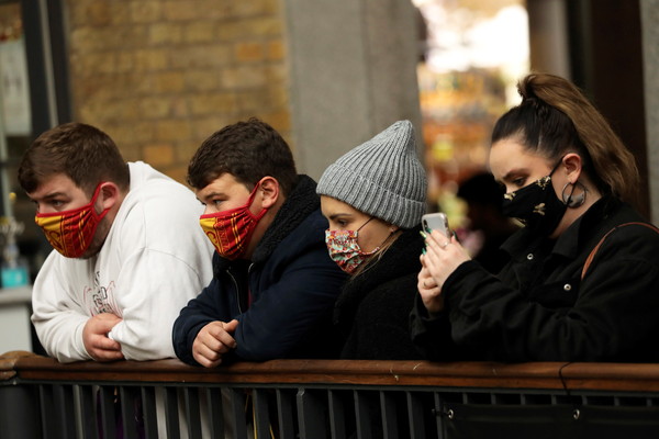 ▲▼新冠病毒肆虐期間，倫敦柯芬園戴著口罩的人們。（圖／路透）