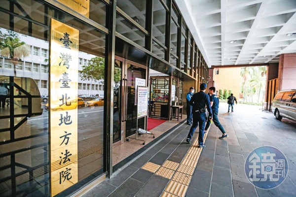台北地院民事庭裁定由專家接管張榮發基金會，黑道恐嚇長榮高層案則由刑事庭審理中。