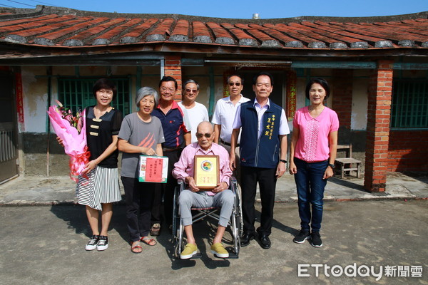 ▲台南市學甲區代理區長王文波，偕同里長前往各里頒發「長青模範」匾額及禮品。（圖／記者林悅翻攝，下同）