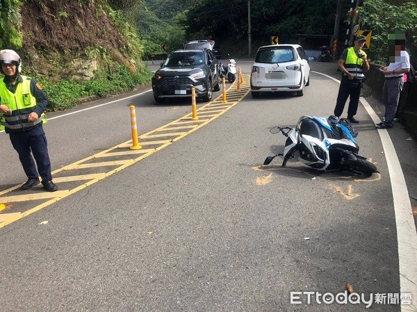 ▲機車停留在路面，騎士卻翻過護欄跌落駁崁。（圖／大溪警分局提供）