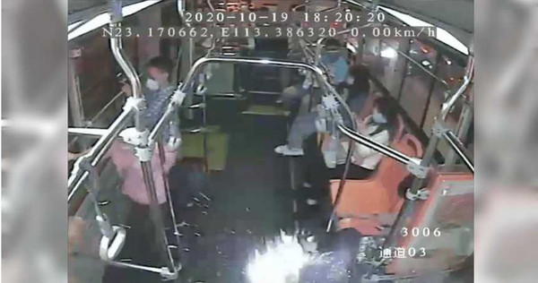 車長劉海彬通過後視鏡看到車廂地板上出現一團火光。（圖／翻攝搜狐新聞，下同）