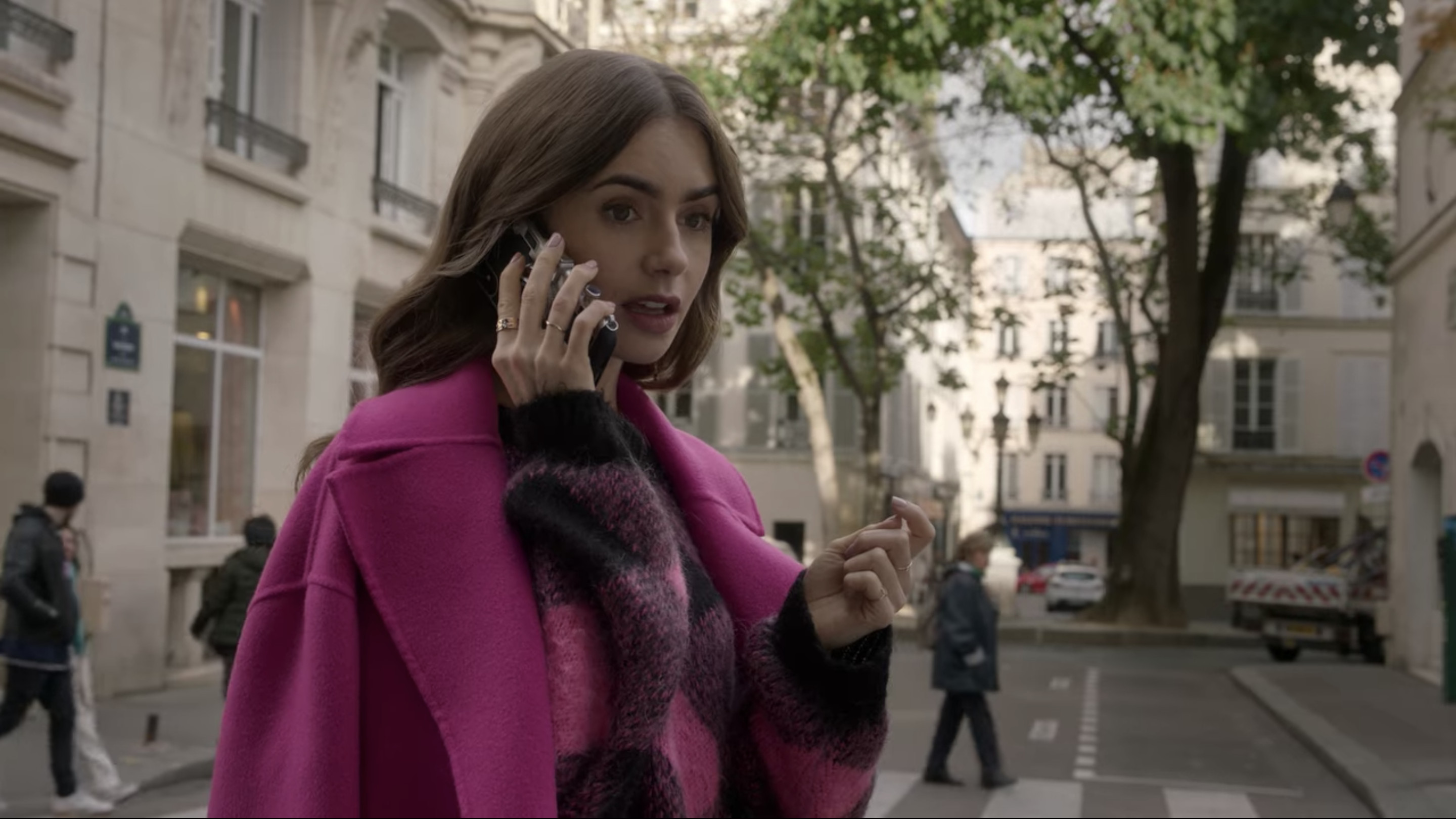 ▲盤點《艾蜜莉在巴黎》女主角最愛的「桃粉穿搭」　3500元也能get同款             。（圖／Netflix、品牌官網）