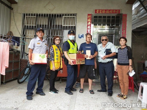 ▲東港警分局新園分駐所警員李昭慶獲悉，與東隆宮溫府德修慈善會及忠烈宮慈善會致贈現金及民生物資等許男             。（圖／記者陳崑福翻攝）