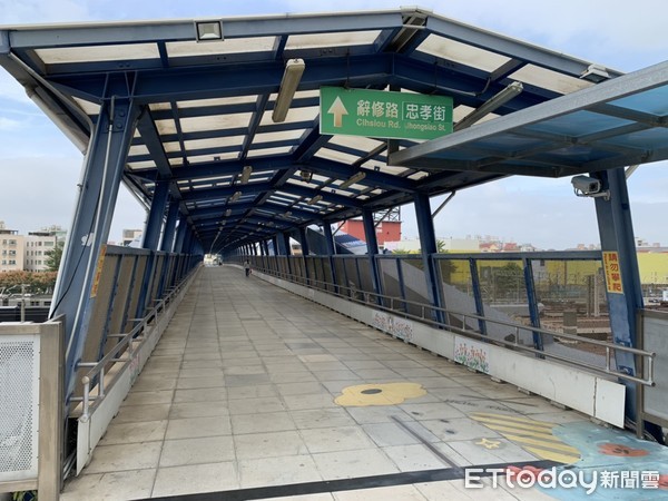 ▲▼彰化火車站跨站人行陸橋「無障礙電梯」再度故障。（圖／記者唐詠絮翻攝）