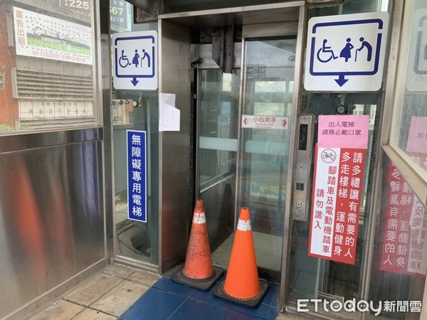 ▲▼彰化火車站跨站人行陸橋「無障礙電梯」再度故障。（圖／記者唐詠絮翻攝）