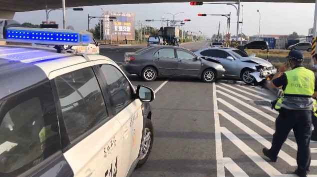 嘉義3車撞一團誰闖紅燈？2人都說是綠燈　女駕駛：我印象中也是。（圖／東森新聞）