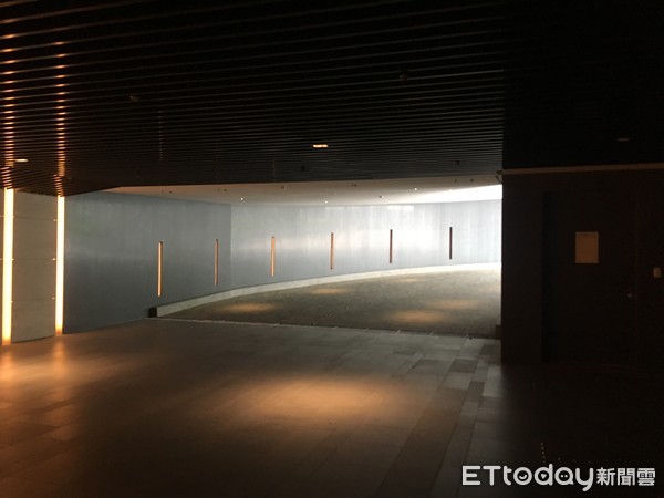 ▲▼ 台中豪宅,台中房市,「白朗峰」，原富邦新市政,台中房產,七期豪宅,台中七期,7期豪宅,七期房市,台中公設,台中游泳池,社區游泳池,健身房,社區停車位,社區停車場,無障礙停車位,社區車道,車道,地下停車場,坡道平面車位,坡平車位  。（圖／記者張菱育攝）