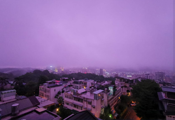 ▲▼2020年10月21日，沙德爾颱風接近台灣，有汐止網友拍下天空變成紫色的奇景。（圖／翻攝自汐止集團）
