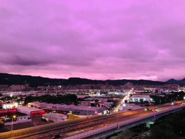 ▲▼2020年10月21日，沙德爾颱風接近台灣，有新莊的網友拍下天空變成紫色的奇景。（圖／翻攝自愛新莊我是新莊人）