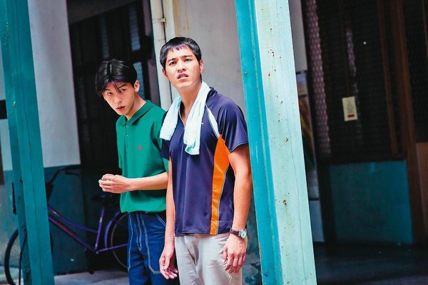 許光漢（左）因《植劇場》走上演員路，《姜老師，妳談過戀愛嗎？》的性成癮遲緩兒演出令人印象深刻。右為藍正龍。