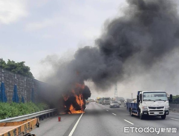 ▲大貨車起火燃燒。（圖／記者唐詠絮翻攝）