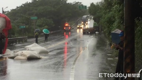 ▲▼雨天，一大貨車22日在台2線偏離車道，撞對向大貨車後車上粗散鹽貨物散滿地。（圖／記者游芳男翻攝，下同）