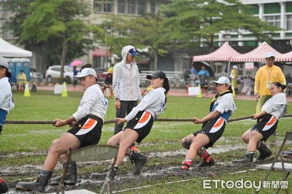 ▲▼拔河賽道因受雨勢影響幾乎都積水，對參賽選手而言，技術實力層面上增添了變數。（圖／花蓮縣政府提供，下同）