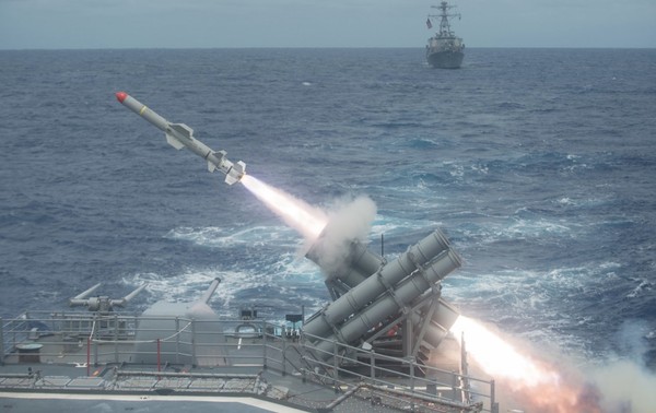 ▲▼ 遠距攻陸型魚叉飛彈（AGM-84H Standoff Land Attack Missile）。（圖/翻攝 Official U.S. Navy Page）