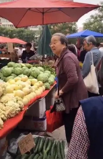 ▲84歲容嬤嬤逛菜市場被偶遇！　「背包是名牌」網驚：好潮。（圖／翻攝自微博）