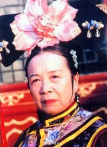 ▲84歲容嬤嬤逛菜市場被偶遇！　「背包是名牌」網驚：好潮。（圖／翻攝自微博）