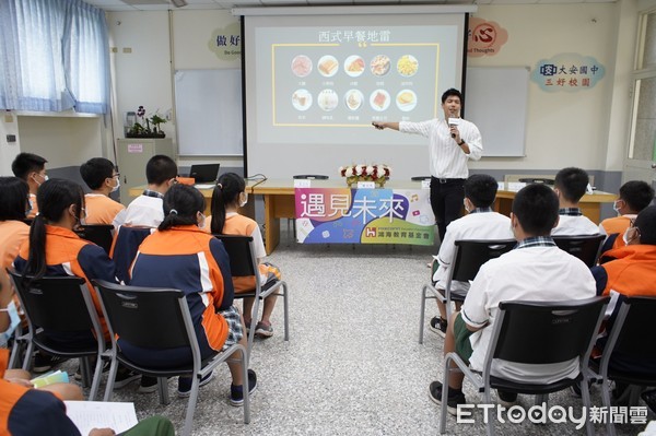 ▲鴻海教育基金會前進大安國中　「遇見未來」 邀請人氣營養師開講。（圖／鴻海教育基金會提供）