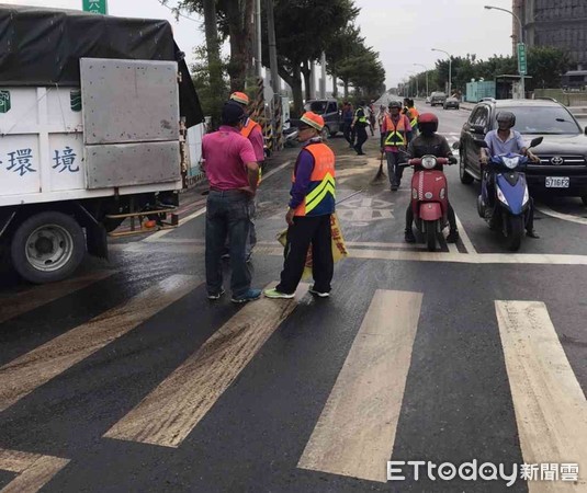 ▲台南市安南區海佃路、安通路口，下午出現大量油漬占據車道造成塞車，影響用路人行車安全，市警三分局立即派員趕赴現場警戒管制。（圖／記者林悅翻攝，下同）