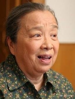 ▲84歲容嬤嬤逛菜市場被偶遇！　「背包是名牌」網驚：好潮。（圖／翻攝自微博）