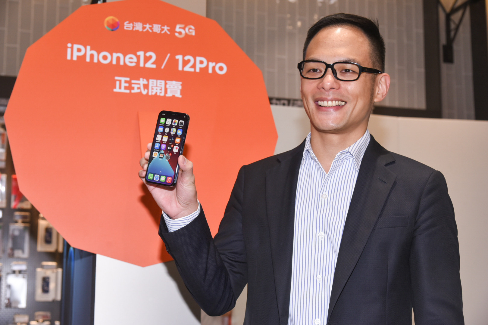 ▲台灣大哥大開賣iPhone 12。（圖／記者林敬旻攝）