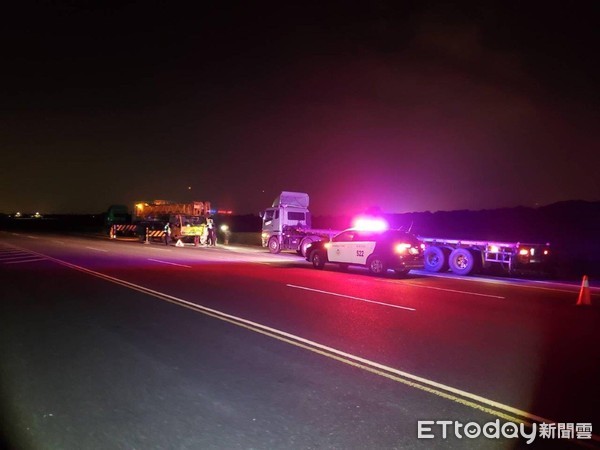 ▲屏東縣枋寮警分局石光見派出所警員陳映宇、王晧明，開啟巡邏車閃光燈、指揮往來車輛，讓故障聯結車安心作業          。（圖／記者陳崑福翻攝）