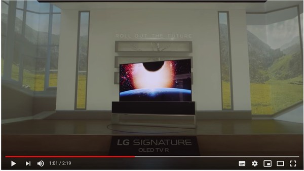 ▲▼<font color='#3300FF'>收購手機LG</font> 首款可捲式 OLED 電視在南韓上市！要價新臺幣 252 萬超驚人。（圖／三嘻行動哇提供）