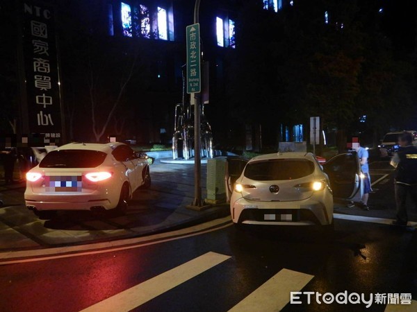 ▲▼瑪莎拉蒂休旅車經過閃紅燈路口未停車載行駛，遭豐田房車撞上。（圖／民眾提供）