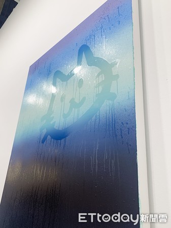 ▲▼2020 ART TAIPEI「台北國際藝術博覽會」，日本新銳藝術家Kurumi Kotani的作品《CAT》，需要經過特殊角度才能看見霧氣中「貓」的塗鴉。（圖／記者林育綾攝）