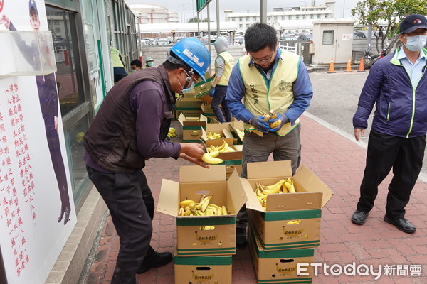 ▲六輕管理部陳文仰副總經理親自發放香蕉，企業轄下相關事業協助亦拓展有機通路，盼能讓地方優質農產擴大銷售，改善長期產銷失衡問題。（圖／記者蔡佩旻翻攝）