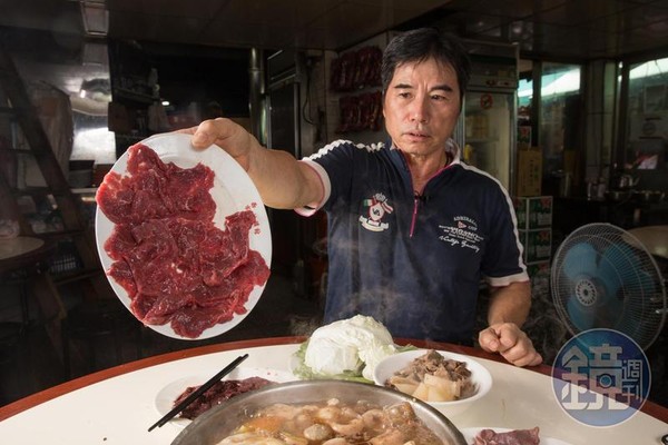 黃沛峰拿出一盤清晨現宰的溫體牛肉說，「做汕頭火鍋的食材講求新鮮。新鮮的肉，你把肉盤立起來，肉會自己黏在盤子，不會掉下來。」