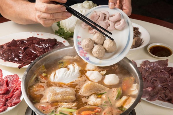 黃沛峰說，許多人吃火鍋涮肉時，喜歡一次倒整盤，根本無法守住肉的養分跟水分。