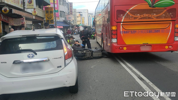 ▲▼余婦遭白色自小客車追撞後，也造成附近民眾的圍觀。（圖／記者黃孟珍翻攝）