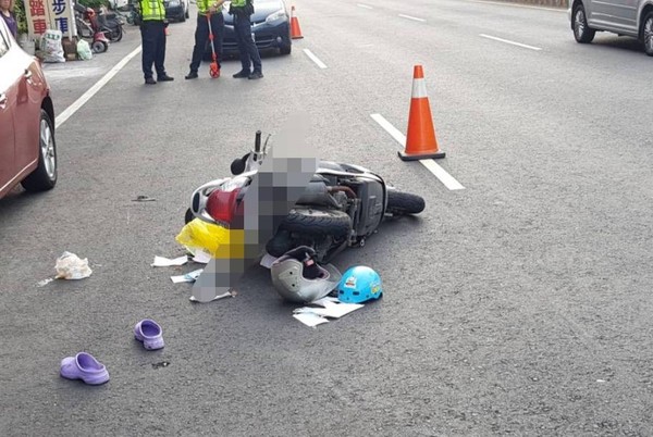 ▲婦人自撞躺在路上暖心女子為她CPR搶救。（圖／民眾提供）