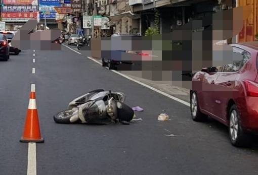 ▲婦人自撞躺在路上暖心女子為她CPR搶救。（圖／民眾提供）