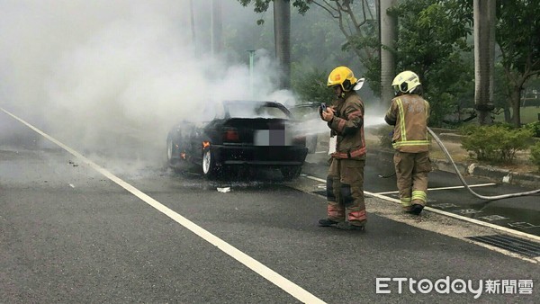 ▲台南市北門路二段、小東路口附近，下午傳出火燒車事件，1名陳姓駕駛人開車至該處車子突然冒煙起火，陳姓駕駛馬上下車逃生，幸未造成人員傷亡。（圖／記者林悅翻攝，下同）