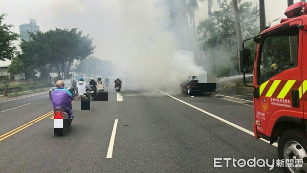 ▲台南市北門路二段、小東路口附近，下午傳出火燒車事件，1名陳姓駕駛人開車至該處車子突然冒煙起火，陳姓駕駛馬上下車逃生，幸未造成人員傷亡。（圖／記者林悅翻攝，下同）