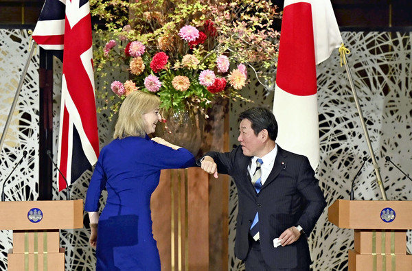 ▲▼日本外務大臣茂木敏充與英國貿易大臣特拉斯（Liz Truss）23日於東京簽署貿易協定。（圖／達志影像／美聯社）