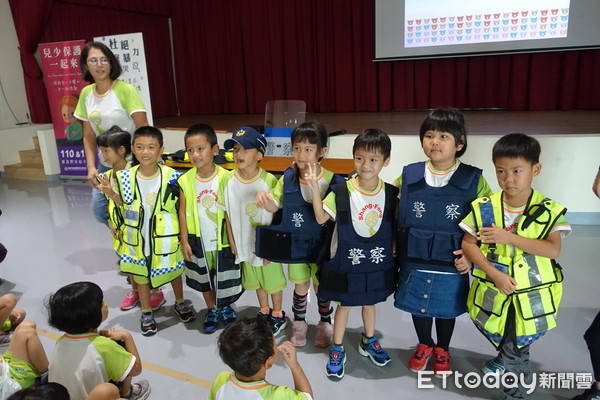 ▲▼上楓幼兒園小朋友參訪大雅分局。（圖／記者李忠憲翻攝）