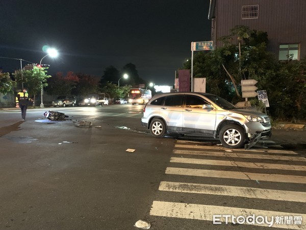 ▲西螺鎮昨日晚間發生死亡車禍，一輛休旅車在大同路左轉興農東路與對向直行機車發生碰撞。（圖／記者蔡佩旻攝）